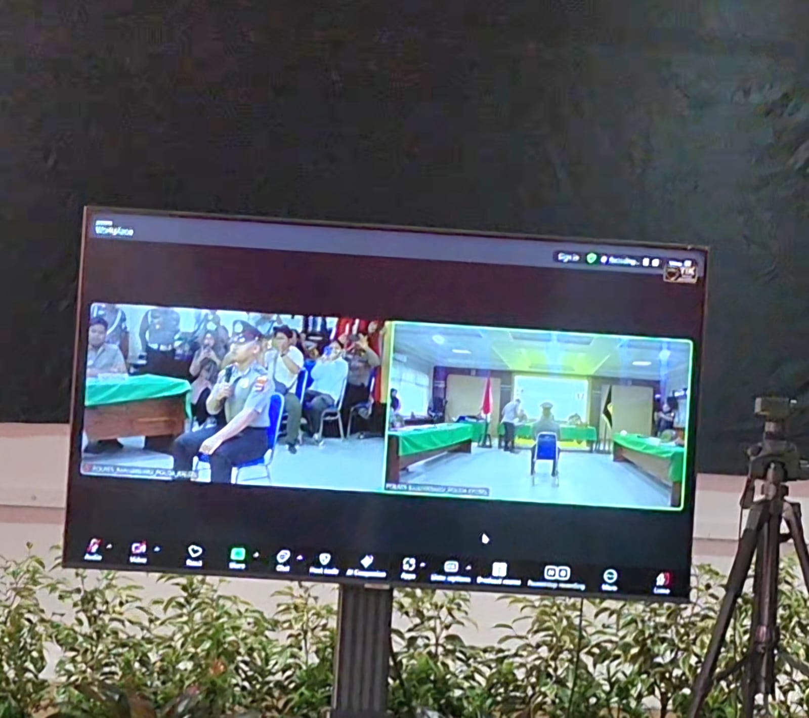 Karena keterbatasan ruang, jalannya sidang juga disaksikan melalui layar televisi di Aula Joglo Polres Banjarbaru (Foto Gusti Frieda Cnytiawaty)