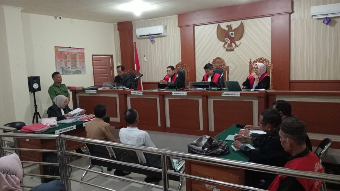 Dua saksi yang dihadirkan JPU untuk memperkuat dakwaannya atas perkara yang mendudukkan Moh. Tahir sebagai terdakwa.