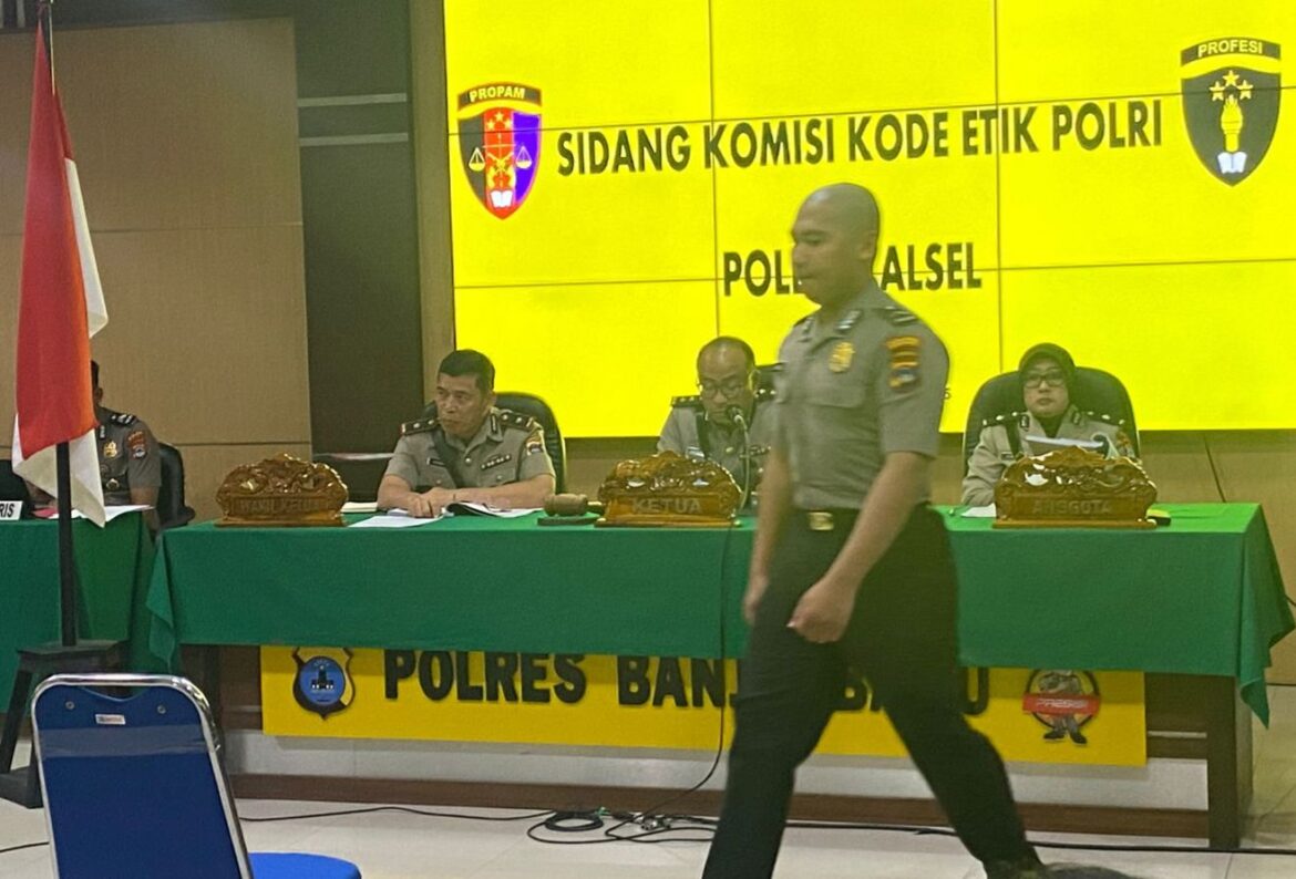 Terdakwa saat memasuki ruang sidang KKEP (Foto Iman Satria )