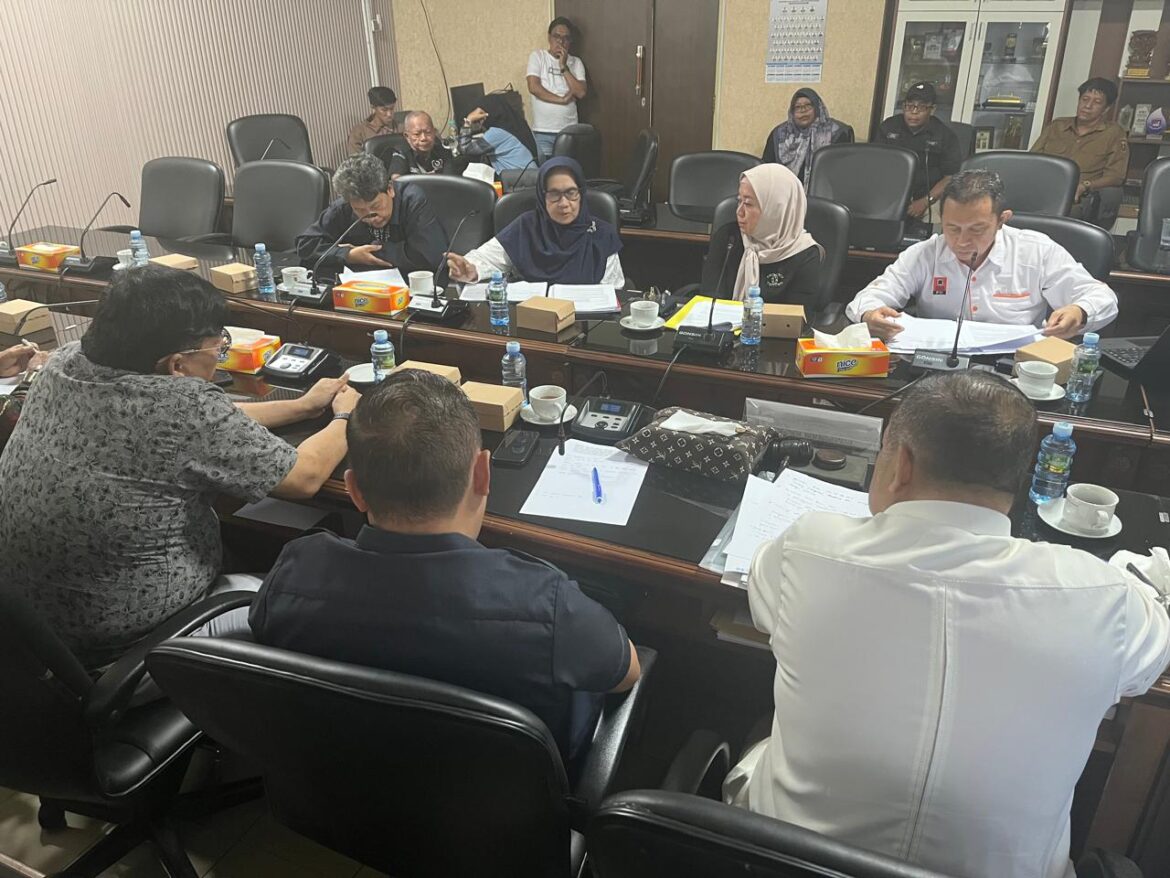 Komisi IV DPRD Provinsi Kalsel saat menerima audensi perwakilan 16 Guru Besar ULM yang menyampaikan keluhan mereka paska jabatannya dibatalkan.(foto : humasdprdkalsel)