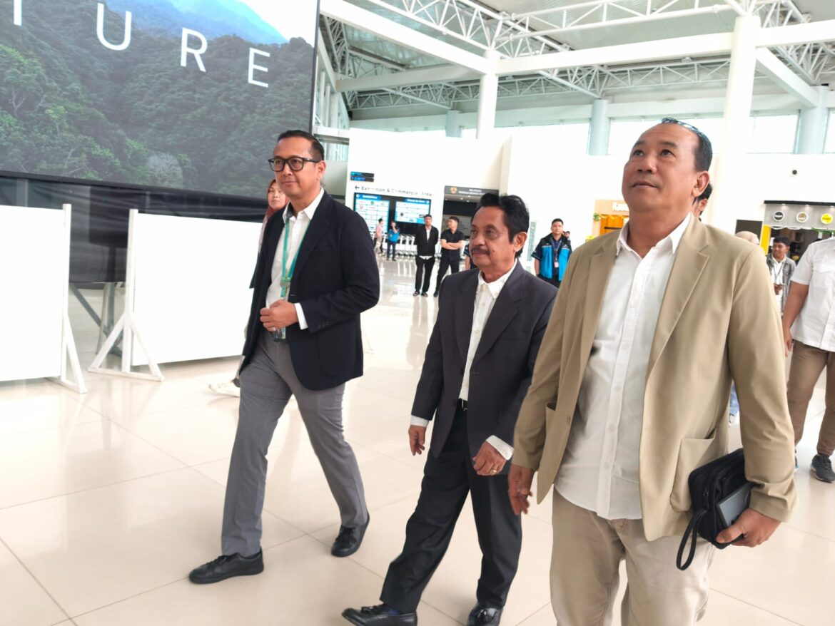 General Manager Bandara Internasional Syamsudin Noor Banjarmasin, Stefanus Milias Wardhana (kiri )bersama rombongan saat mendampingi Ketua YLKI Kalsel DR H Fauzan Ramon SH MH (tengah ) meninjau pelayanan bandara (Foto Mercy)