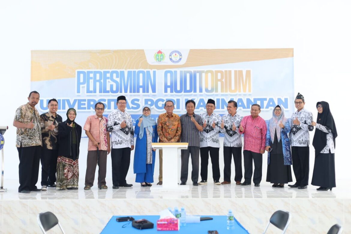 Peresmian Auditorium UPK oleh Ketua PPLP PT PGRI Banjarmasin, Drs. H. Dahri, MM disaksikan Pengurus Harian PGRI Provinsi Kalsel, YPLP PGRI Dasar Menengah, warga sekitar, Rektor dan seluruh Pejabat Struktural serta dosen dan tenaga kependidikan UPK, Selasa (23/12/2025).(foto:ist/brt).