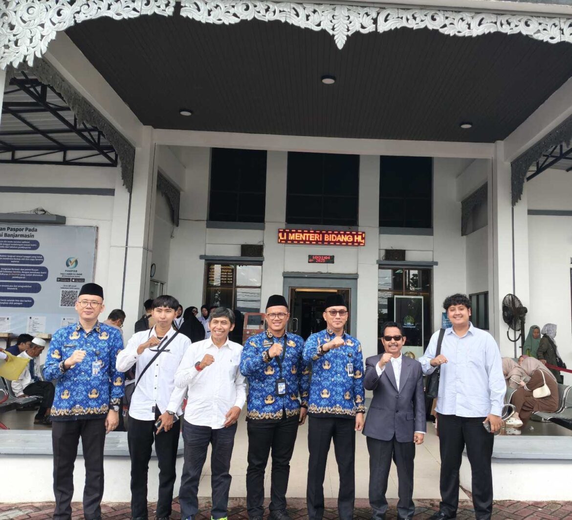 Foto bersama Ketua YLKI Kalsel DR H Fauzan Ramon SH MH dan rombongan bersama Kepala Kantor Imigrasi Kelas I TPI Banjarmasin, Yoga Aria Prakoso Wardoyo, S.E., M.M., didampingi Kasubag TU Muhammad Haris dan pejabat lainnya (Foto Mercy)