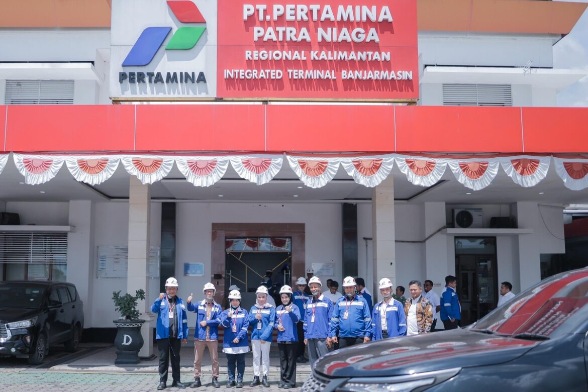 Rombongan Komisi III DPRD Provinsi Kalsel sidak ke PT Pertamina Patra Niaga Regional Kalimantan Integrated Terminal Banjarmasin tindaklanjuti keluhan masyarakat.(foto : humasdprdkalsel)