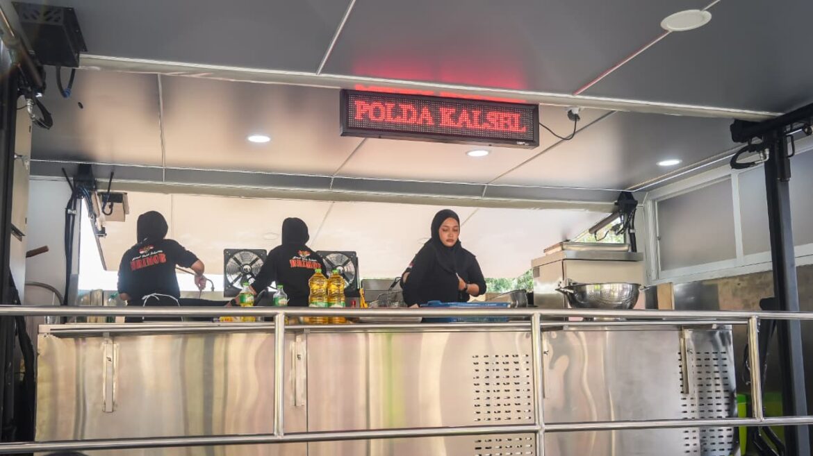 Dapur Lapangan Brimob yang disiapkan Polda Kalsel untuk membantu kelancaran pelaksanaan Haul Guru Sekumpul 2025.(foto : humasdprdkalsel)