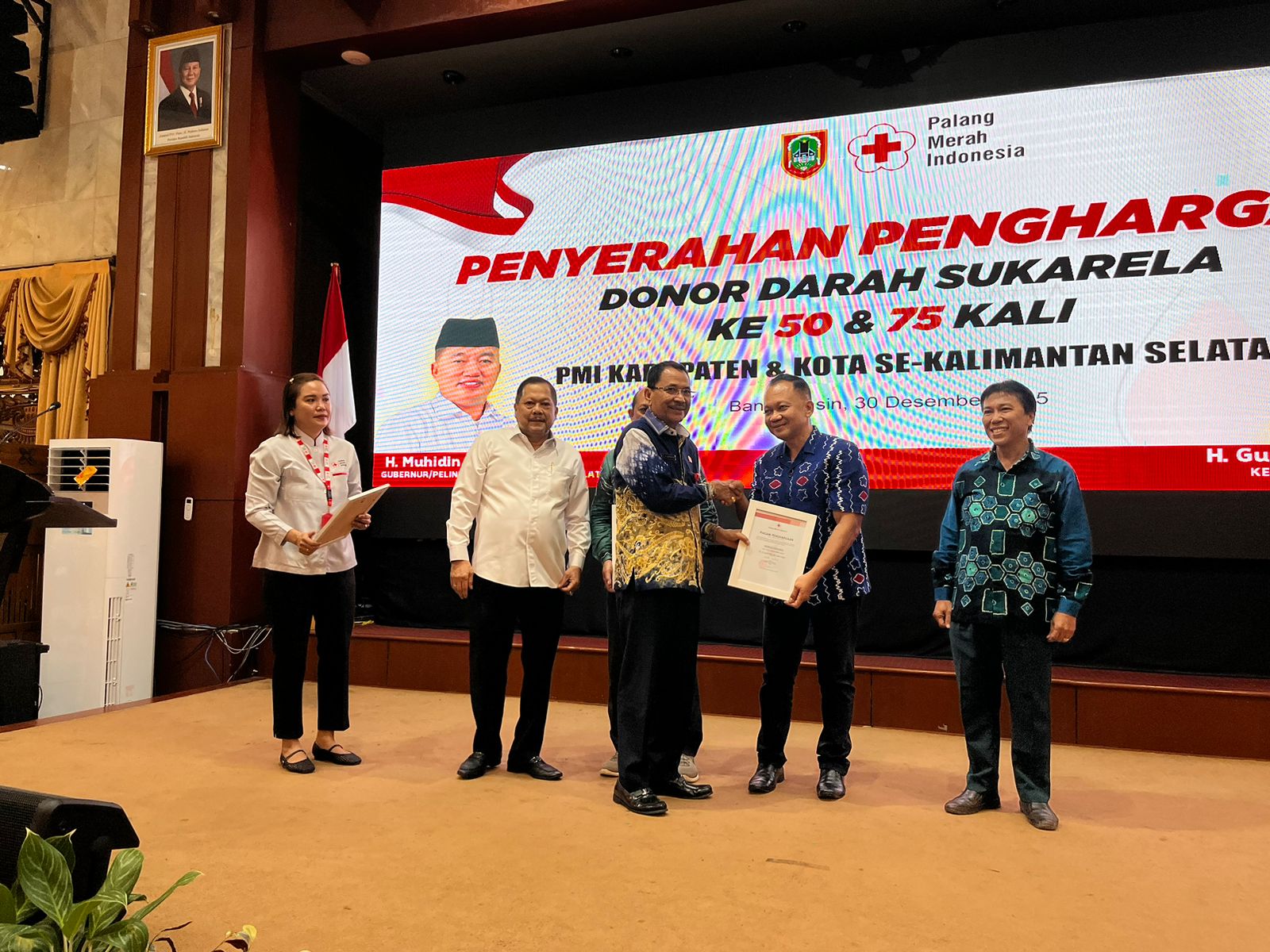 Ketua Dewan Kehormatan PMI Kalsel Dr (HC) H Supian HK, SH, MH didampingi Ketua PMI Kalsel H Gusti Iskandar Sukma Alamsyah turut menyerahkan penghargaan secara simbolis kepada perwakilan donor darah sukarela.(foto : ist)