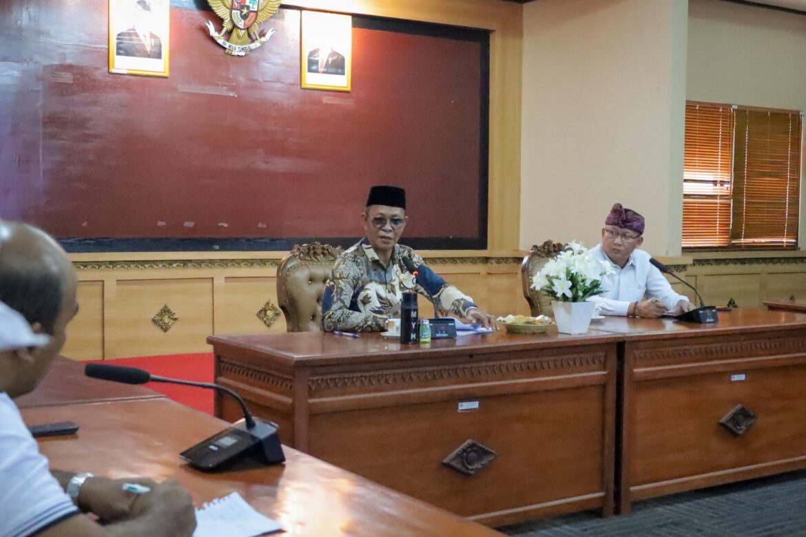Ketua Komisi II DPRD Provinsi Kalsel Muhammad Yani Helmi didampingi anggotanya Umar Sadik serta Kepala Pelabuhan Perikanan Batulicin dan Kotabaru melaksanakan studi komparasi ke Dinas Kelautan dan Perikanan Provinsi Bali.(foto : humasdprdkalsel)