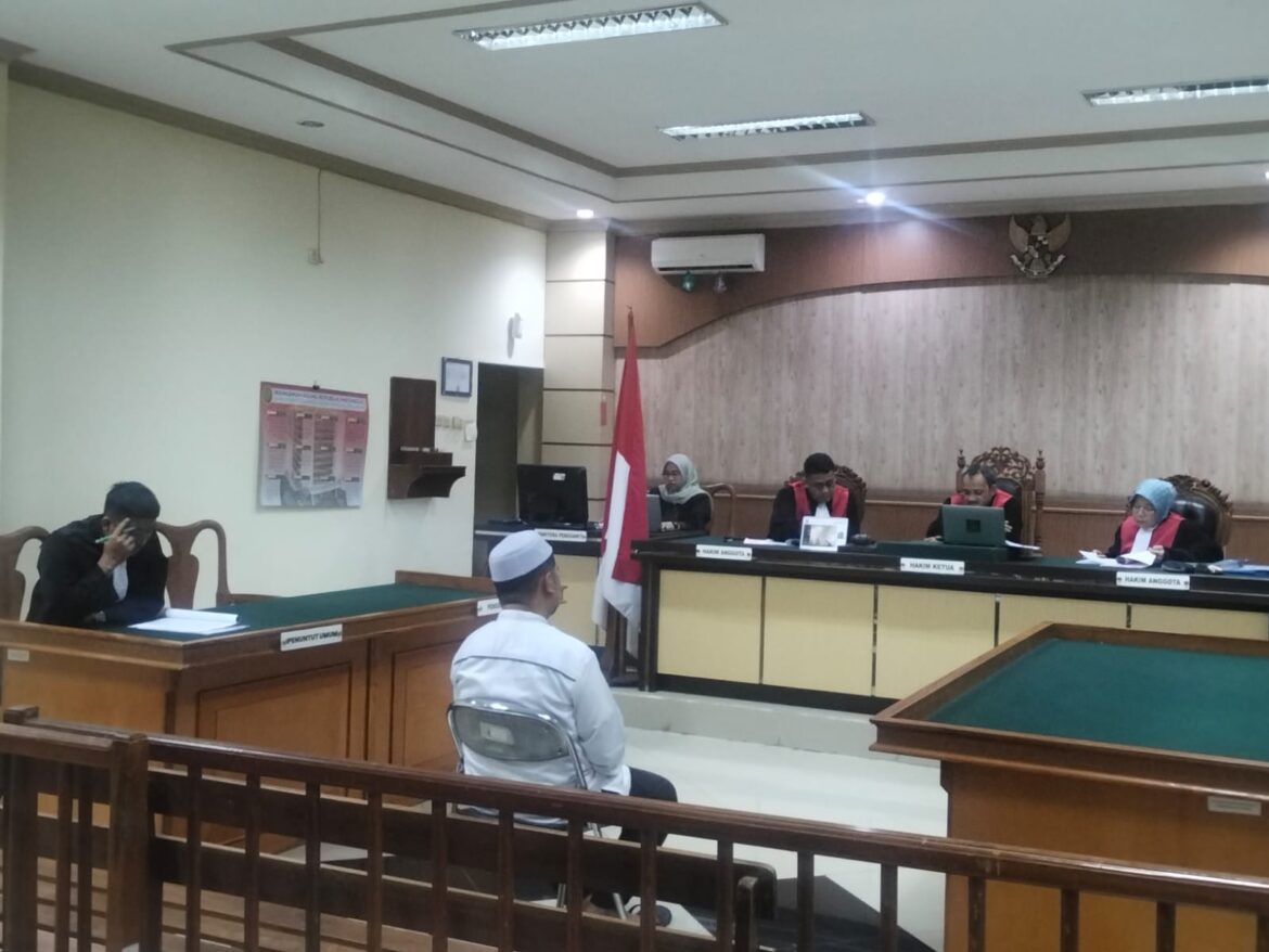 Taufiqur Rahman saat mendengarkan dakwaan JPU Hendrik Fayol dari Kejari Hulu Sungai Tengah.