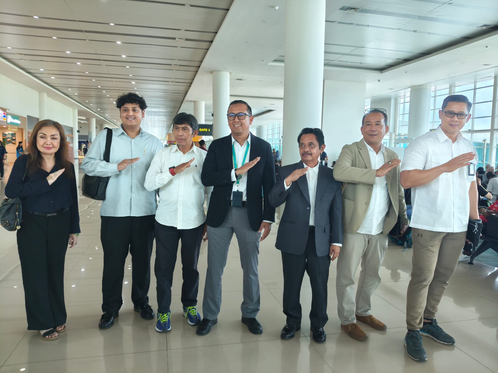 Ketua YLKI Kalsel DR H Fauzan Ramon SH MH dan rombongan foto bersama GM Angkasa Pura Bandara Internasional Syamsudin Noor Banjarmasin dan rombongan sebelum mengakhiri peninjauan (Foto Mercy)