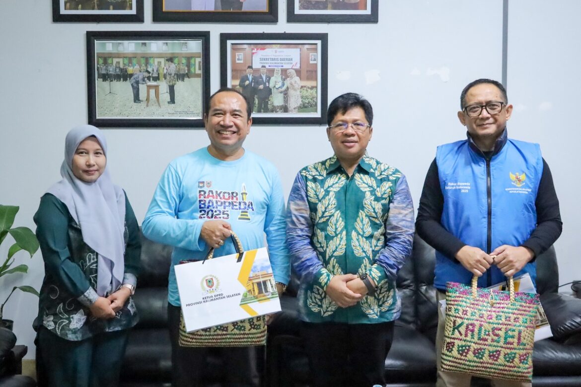 Bappeda Banten saat silaturahmi dengan Sekretaris DPRD Kalsel Muhammad Jaini disela pelaksanaan wisata rakor di Banjarmasin.(foto : humasdprdkalsel)