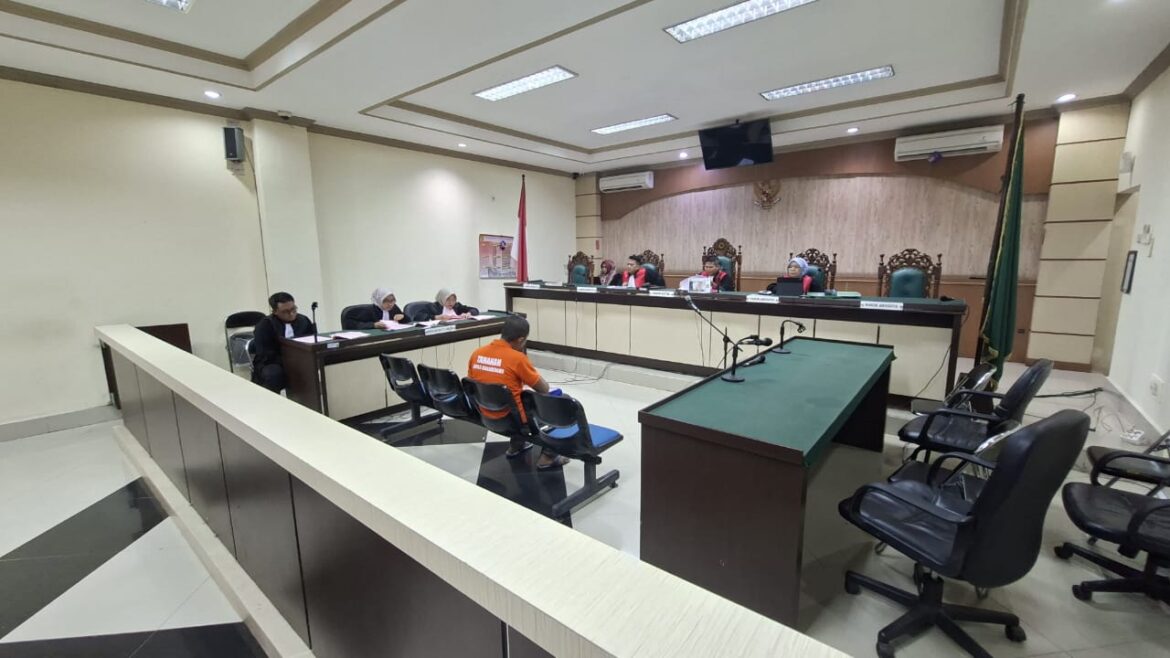 JPU Rizki Fitria dan Daulika Susan saat membacakan isi surat dakwaan untuk terdakwa mantan Kades Garis Hanyar Kecamatan Cintapuri Darussalam, Kabupaten Banjar, Irham.