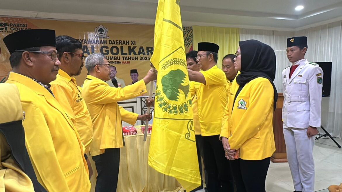 Muhammad Yani Helmi menerima bendera Golkar yang diserahkan Wakil Ketua Bidang Organisasi DPD Partai Golkar Provinsi Kalsel Gusti Perdana Kesuma usai terpilih nahkodai partai berlambang pohon beringin ini di acara Musda Partai Golkar Kabupaten Tanbu.(foto : ist)