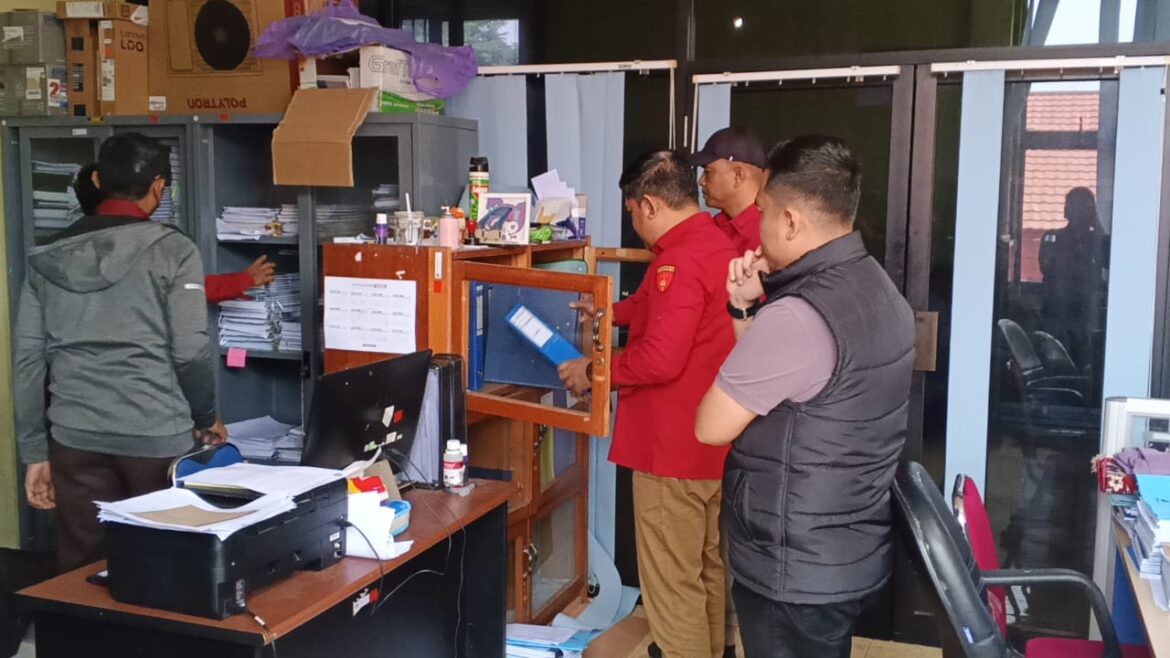 Tim dari Kejati Kalsel saat melakukan penggeledahan.