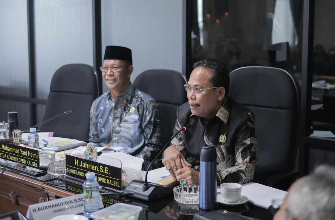 Ketua Pansus II Raperda Ketahanan Pangan DPRD Provinsi Kalsel H Jahrian didampingi wakilnya Muhammad Yani Helmi.(foto : humasdprdkalsel)