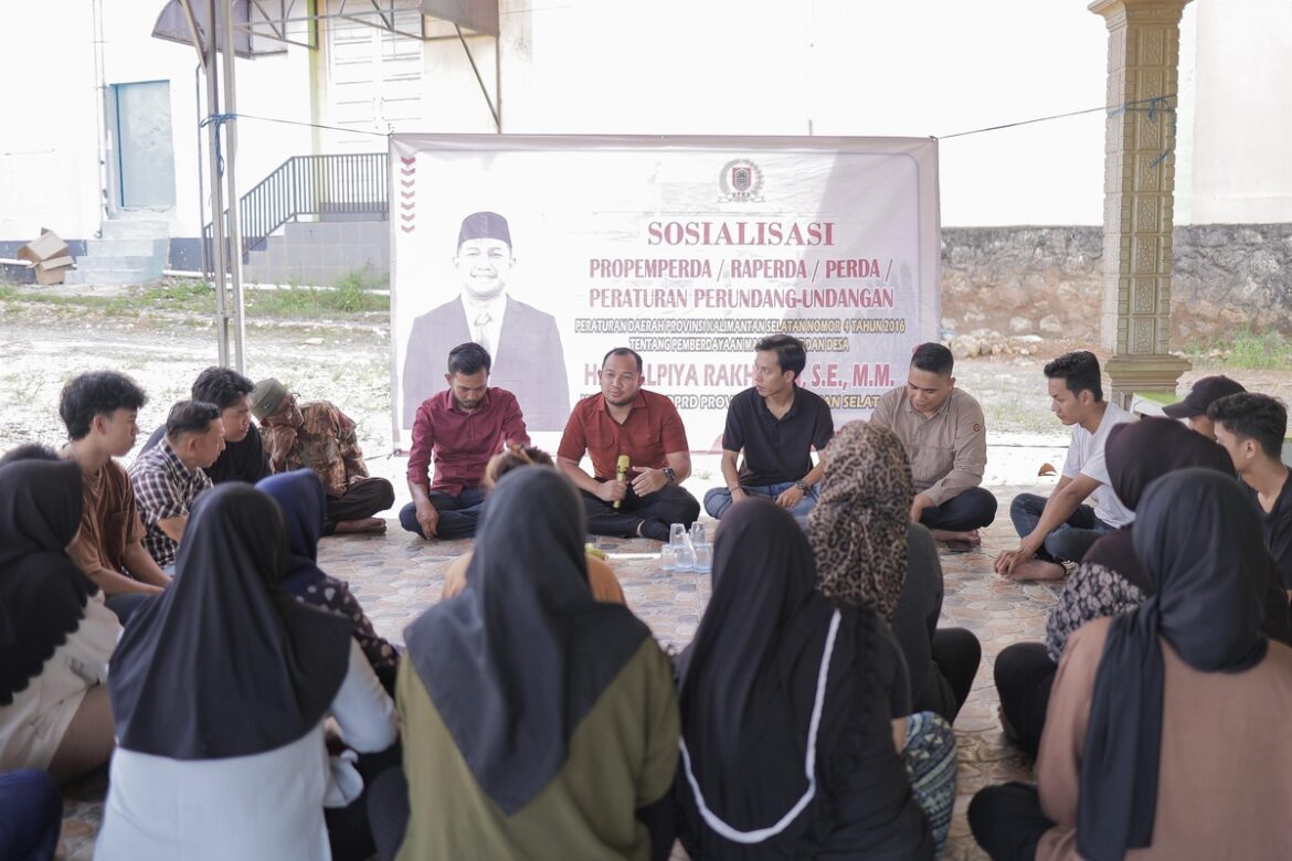 Wakil Ketua DPRD Provinsi Kalsel H Muhammad Alpiya Rahman, SE, MM melaksanakan kegiatan Sosialisasi Perda Provinsi Kalsel Nomor 4 Tahun 2016 tentang Pemberdayaan Masyarakat dan Desa, yang berlangsung di Jl Provinsi Km 163, Desa Sungai Cuka dan Desa Sinar Bulan, Kecamatan Satui, Kabupaten Tanbu.(foto : humasdprdkalsel)