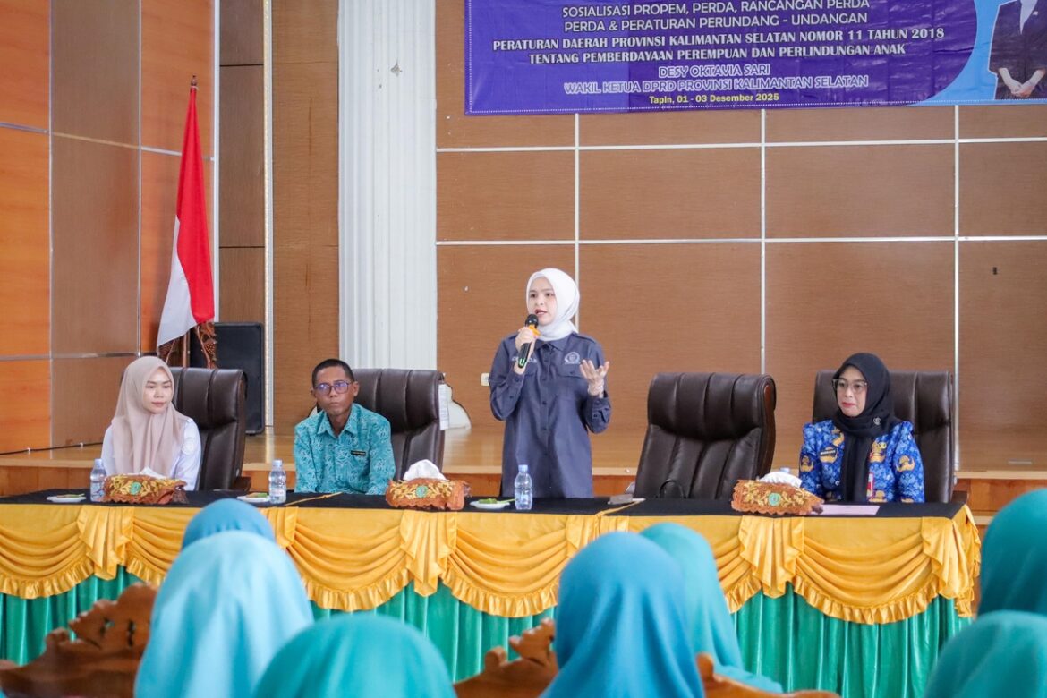 Wakil Ketua DPRD Provinsi Kalsel Desy Oktavia Sari melaksanakan kegiatan Sosialisasi Peraturan Daerah (Perda) Provinsi Kalsel di dua tempat di Kabupaten Tapin.(foto : humasdprdkalsel)