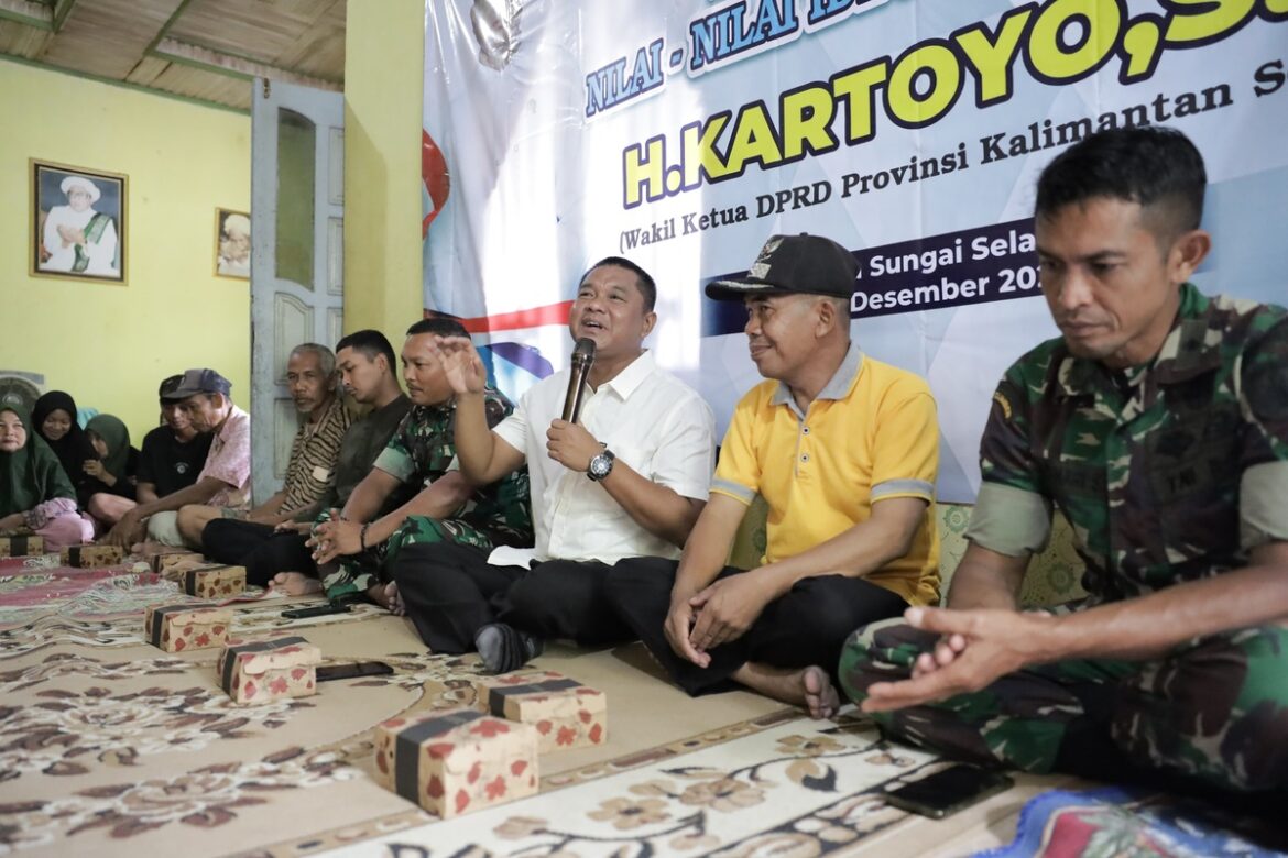 Wakil Ketua DPRD Provinsi Kalsel H Kartoyo SM saat melaksanakan kegiatan Sosialisasi Revitalisasi dan Aktualisasi Nilai-nilai Ideologi Pancasila di Desa Pandulangan Kecamatan Padang Batung Kabupaten HSS.(foto : humasdprdkalsel)