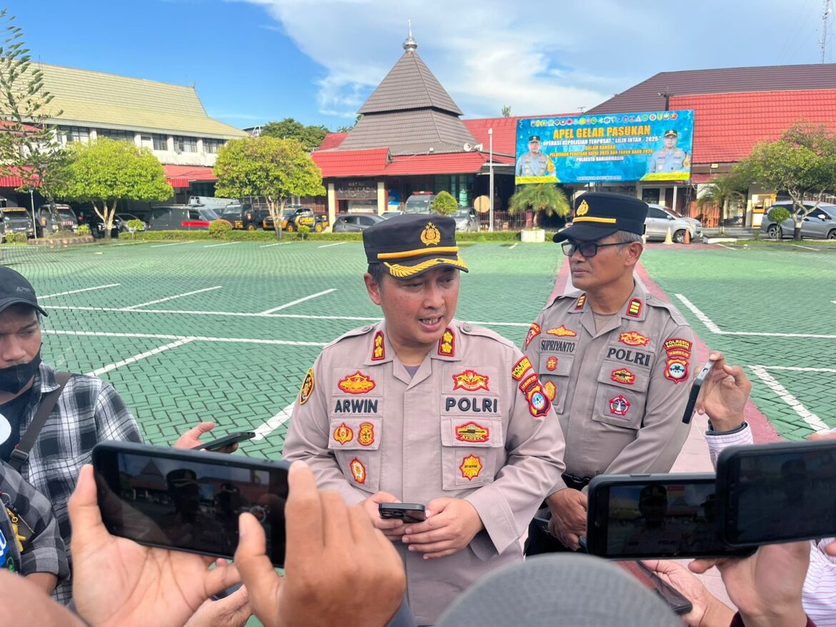 Waka Polresta Banjarmasin AKBP Arwin Amrih Wintama saat menjelaskan Ops Lilin Intan 2025, Jum'at (19/12/2025) sore. (foto:sum/brt)