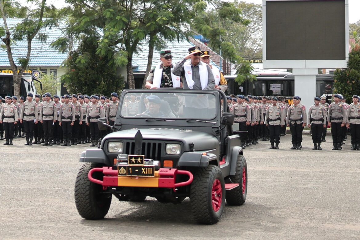 Ketua DPRD Provinsi Kalsel Dr (HC) H Supian HK, SH, MH bersama Kapolda Kalsel Irjen Pol Rosyanto Yudha Hermawan serta Komandan Korem 101/Antasari Brigjen TNI Ilham Yunus saat periksa kesiapan pasukan pengamanan pengajian 5 Rajab.(foto : humasdprdkalsel)