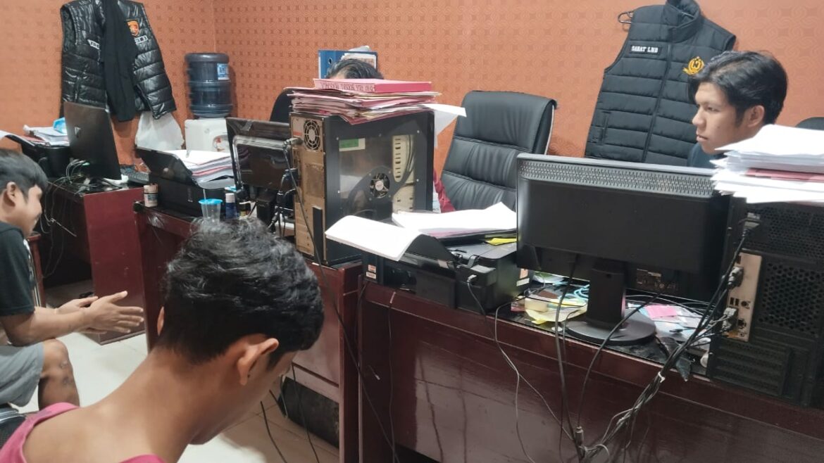 Kurir dan Pengedar Sabu-sabu asal Pasar Lama ini saat menjalani pemeriksaan dari Penyidik Polsek Banjarmasin Tengah, juga didampingi Kanit Reskrim Ipda Raihan Fakhri Primavinsyah (kanan), Senin (8/12/2025). (foto:sum/brt)