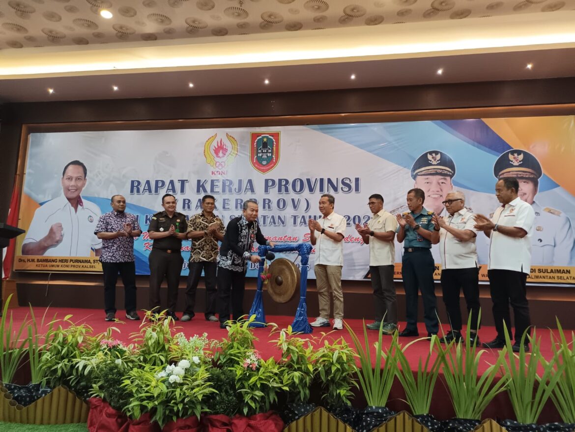 Sekretaris Daerah (Sekda) Kalsel, Muhammad Syarifuddin, saat membuka Rakerprov KONI Kalsel, Senin (22/12/2025) di Kindai Hotel, Banjarmasin. (foto: Tolah/brt)