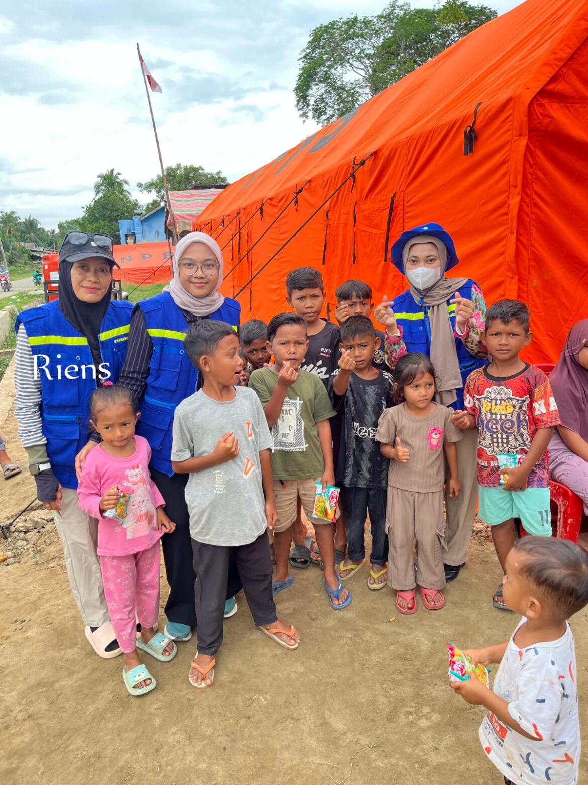 Saat Riens Fahrina (kiri) bersama anak-anak yang terkena dampak bencana Kabupaten Aceh Utara. (foto: ist/brt)