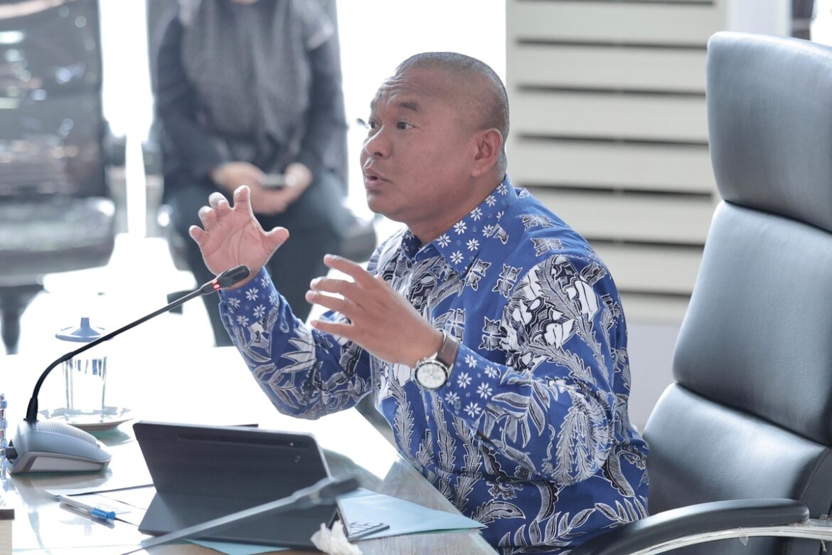 BENTUK PANSUS-Wakil Ketua DPRD Provinsi Kalsel H Kartoyo SM disela Rapat Koordinasi Lintas Komisi menyampaikan usulan Fraksi Nasdem untuk membentuk Pansus Percepatan Penanganan Banjir.(foto : humasdprdkalsel)