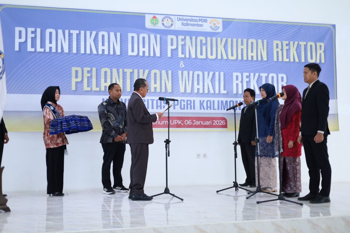 Ketua PPLP PT PGRI Banjarmasin, Drs H Dahri MM melantik dan mengukuhkan rektor dan para wakil rektor Universitas PGRI Kalimantan di auditorium perguruan tinggi tersebut di Banjarmasin, Selasa (06/01/2026).(foto: ist).