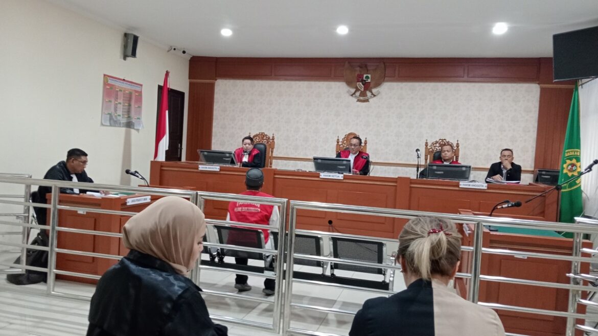 Terdakwa Alfiannor alias Aal saat mendengarkan tuntutan yang dibacakan JPU Yosephine Dian Endar W SH.