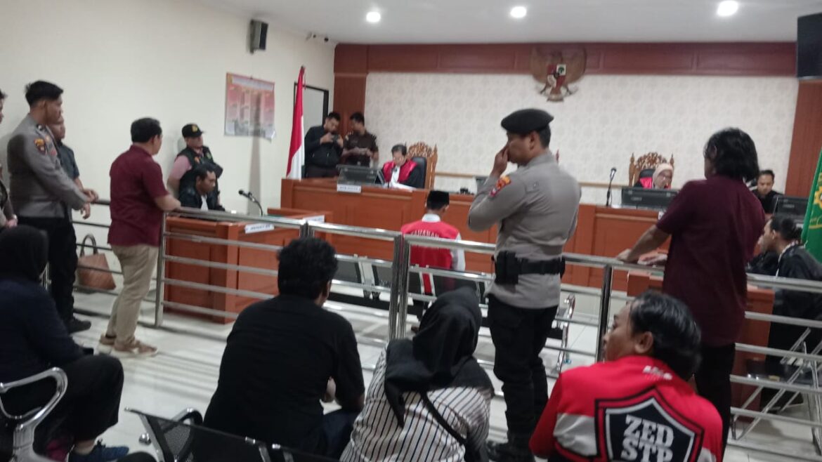 Nampak Sidang Ahmad Riyadi alias Sule dijaga ketat aparat baik dari pengamanan pengadilan dan petugas dari Polresta Banjarmasin (,Foto Filarianti)