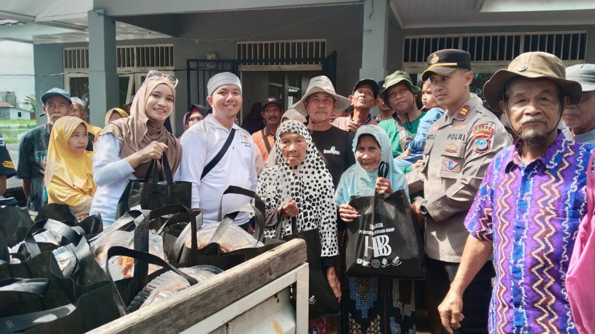 BAKTI SOSIAL BANJIR – Dua warga Desa Cahaya Baru, Kecamatan Jejangkit, Kabupaten Barito Kuala (Batola), menerima bantuan sembako yang diserahkan PT HBB bersama Dokkes Polda Kalsel, didampingi Kepala Desa, Kapolsek Jejangkit, serta tim medis di Balai Desa, Selasa (20/01/2026). (foto: sum/brt)