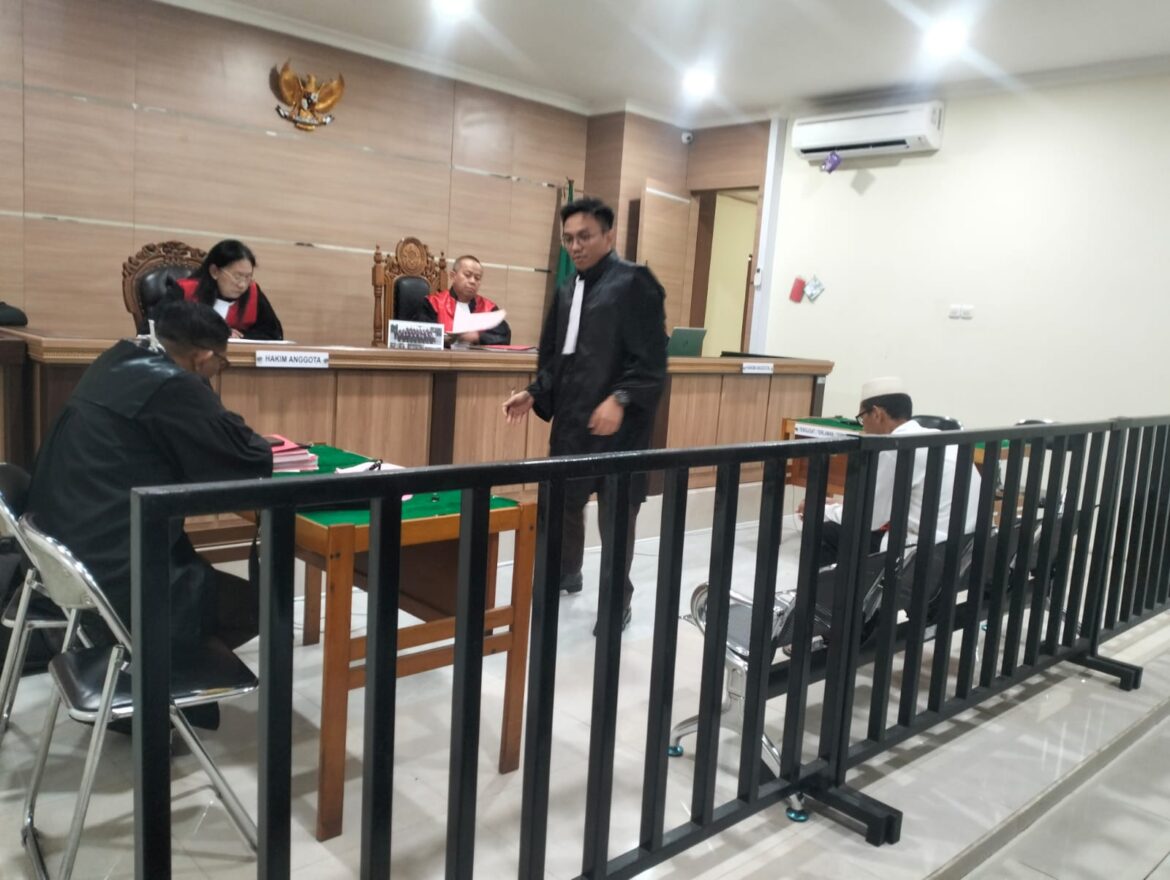 JPU Nasden Kahfi SH usai menyerahkan nota tuntutan kepada majelis hakim usai membacakannya.