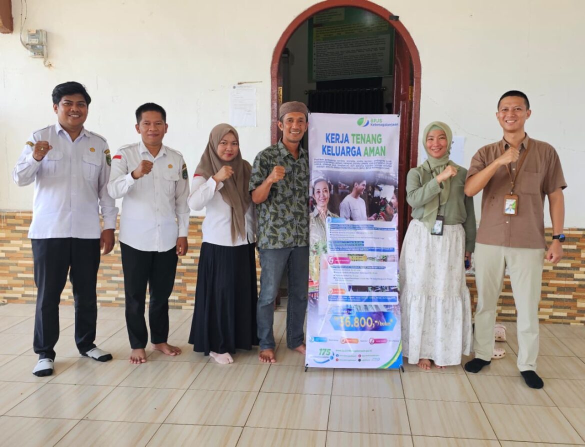 LITERASI CAMPAIGN-Vina Dwina Yuskin selaku Kepala BPJS Ketenagakerjaan Kantor Cabang Batulicin saat menyerahkan Literasi Campaign kepada Kepala Desa Kersik Putih dalam rangka optimalisasi perlindungan ekosistem desa, Rabu (28/1/2026).(foto : ist)