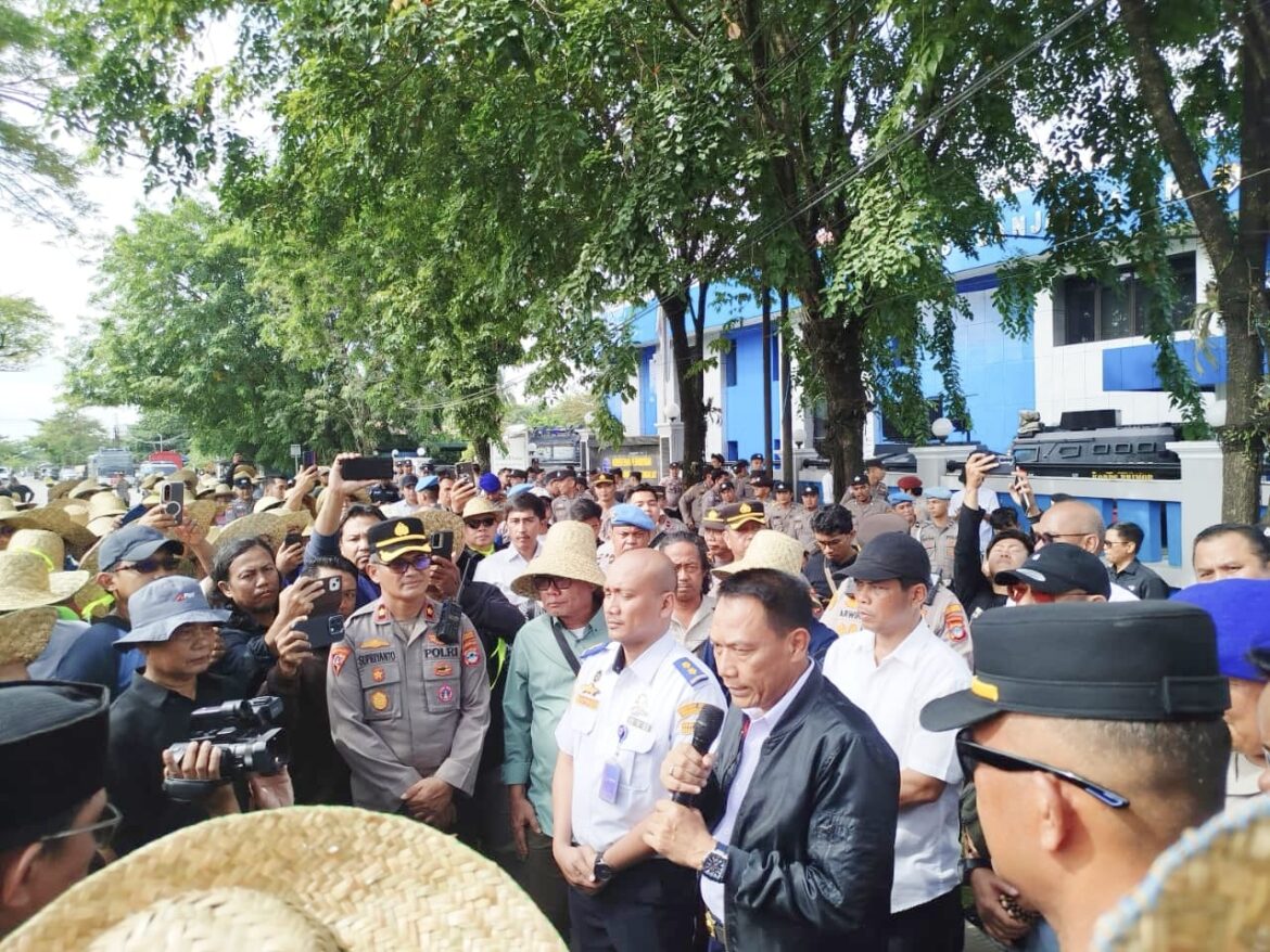 AKSI UNRAS IKASUDA Kalselteng di KSOP dikawal oleh Polresta Banjarmasin dipimpin Kabag Ops AKP Supriyanto berlangsung aman terkendali, Senin (26/1/2026) pagi. (foto: istimewa)