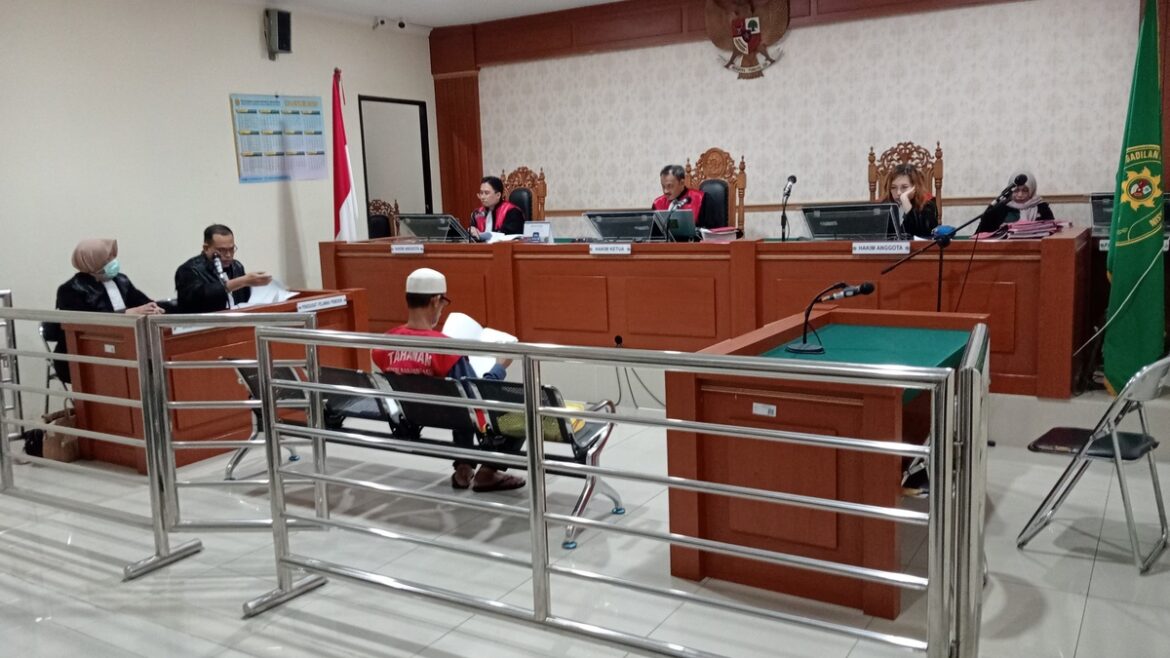 Terdakwa Zainal Abidin alias Zainal Patmaraga saat mendengarkan dakwaan jaksa. (Foto: Filarianti)