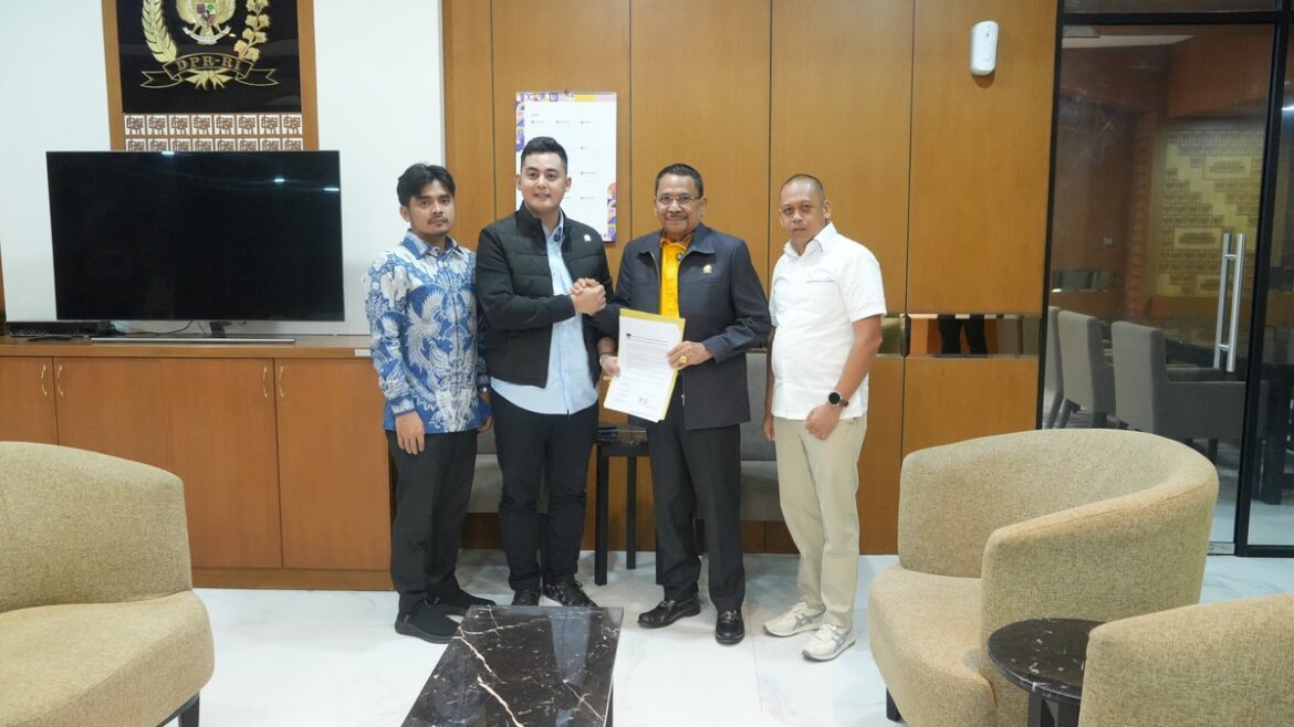 SAMPAIKAN ASPIRASI-Ketua DPRD Provinsi Kalsel Dr (HC) H Supian HK, SH, MH didampingi Ketua Komisi I DPRD Kalsel H Rais Ruhayat dan Sekretaris Komisi I DPRD Kalsel M Ilham Noor menyampaikan aspirasi BEM se-Kalsel tolak wacana Pilkada lewat mekanisme DPRD ke DPD RI di Jakarta.(foto : humasdprdkalsel)