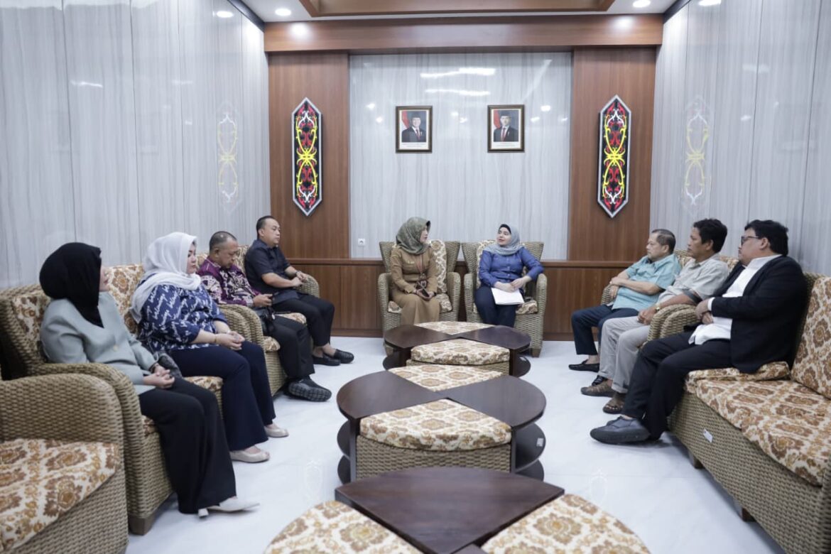 STUDI KOMPARASI-Rombongan Komisi IV DPRD Provinsi Kalsel melaksanakan kunjungan kerja ke DPRD Provinsi Kalsel untuk studi komparasi menggali informasi tentang pengelolaan program kesejahteraan rakyat.(foto : humasdprdkalsel)
