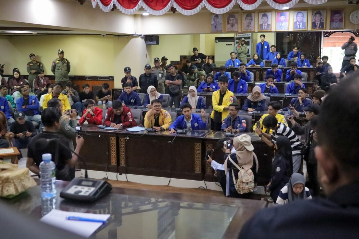 AUDENSI PILKADA-BEM se-Kalsel audensi dengan pimpinan DPRD Provinsi Kalsel dan anggotanya menolak wacana Pilkada melalui DPRD.(foto : humasdprdkalsel)