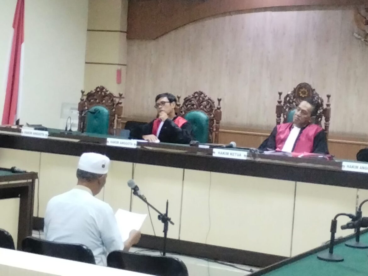 Junianto Dirut PT Eksklusife Baru  saat mengajukan pembelaan yang isinya minta keringan hukuman kepada majelis hakim.