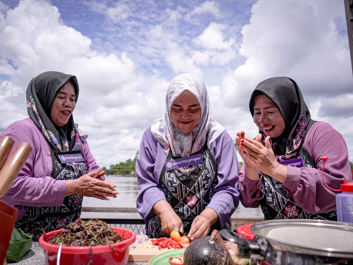 Tim yang akan mewakili Pulau Kalimantan dan akan melanjutkan kompetisi di Jakarta bulan Februari mendatang dari kiri Susilawati, Khairiyani, Karmila Sari.