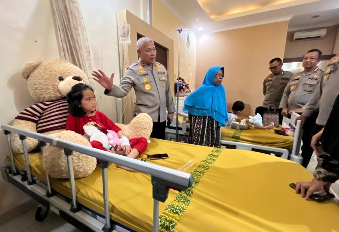 Kapolda Kalsel Irjen Pol Rosyanto Yudha Hermawan saat menjenguk Adel dan Jailani di RS Bhayangkara Banjarmasin. (Foto: Iman Satria)