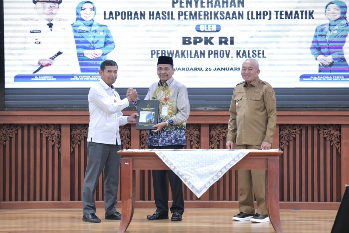 LHP TEMATIK-Ketua DPRD Provinsi Kalsel Dr (HC) H Supian HK, SH, MH bersama Gubernur Kalsel H Muhidin saat menghadiri Penyerahan Laporan Hasil Pemeriksaan (LHP) Tematik oleh BPK RI Perwakilan Kalsel yang digelar di Gedung DR KH Idham Chalid Banjarbaru.(foto : humasdprdkalsel)