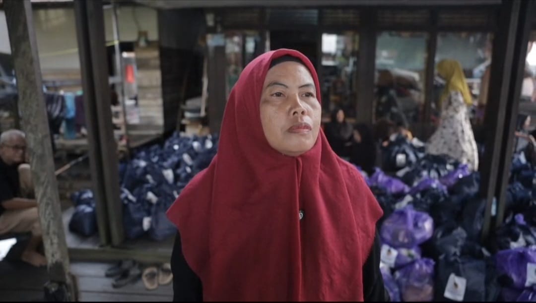 BANTUAN BANJIR-Aminah, ibu rumah tangga perwakilan warga di Kabupaten HSS, salah satu penerima bantuan sembako dari Nasdem Peduli korban banjir.(foto : ist)