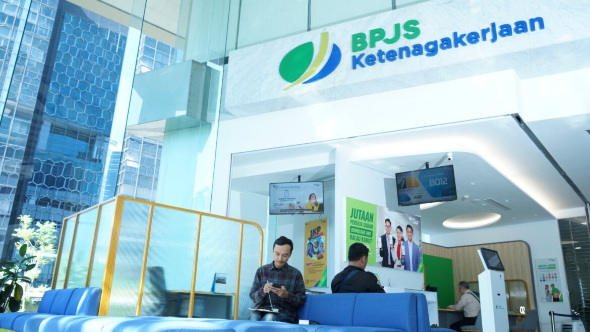 BPJS KETENAGAKERJAAN - Beberapa petugas pelayanan BPJS Ketenagakerjaan Batulicin siap mendorong UMK Tanbu dan Kotabaru, Kamis (29/1/2026).(foto : ist)