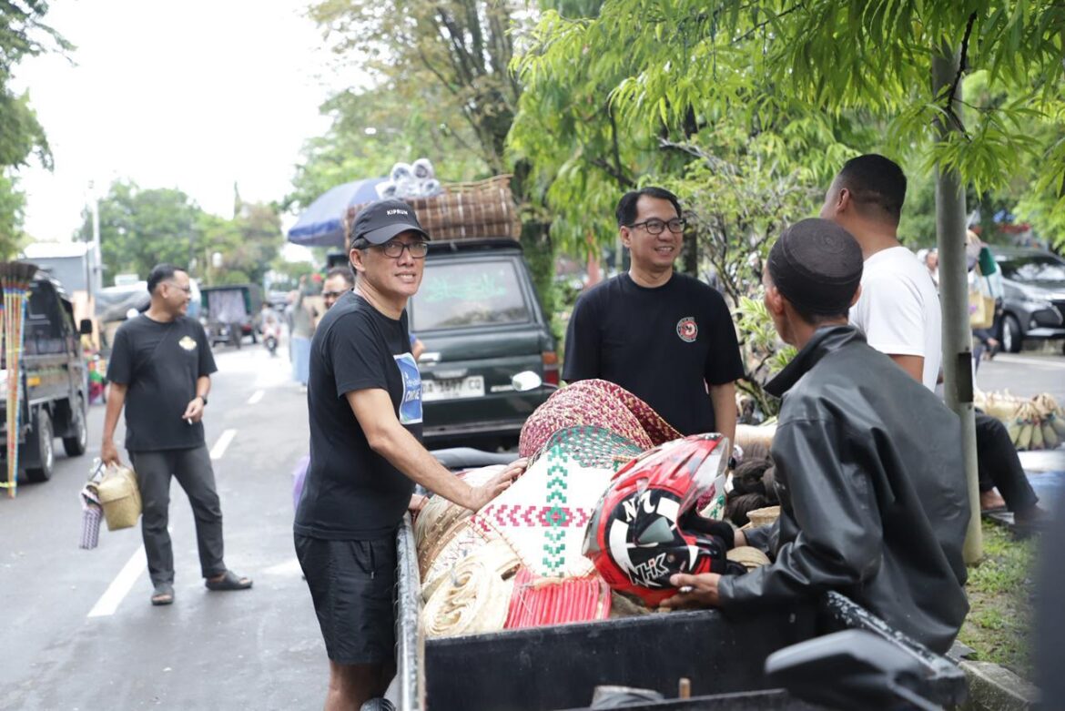 Bank Kalsel dan Bupati Hulu Sungai Utara Kunjungi Pasar Kerajinan Amuntai, Dukung UMKM Lokal (foto: humas bank kalsel)