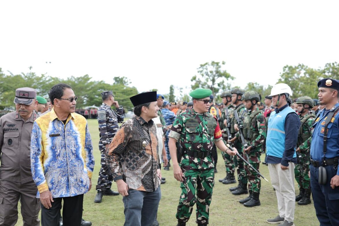 APEL PENGAMANAN-Ketua DPRD Provinsi Kalsel Dr (HC) H Supian HK, SH, MH bersama Wakil Gubernur Kalsel H Hasnuryadi Sulaiman dan Danrem 101/Antasari Brigjen TNI Ilham Yunus sidak pasukan pengamanan kunjungan kerja Presiden RI H Prabowo Subianto ke Kalsel.(foto : humasdprdkalsel)