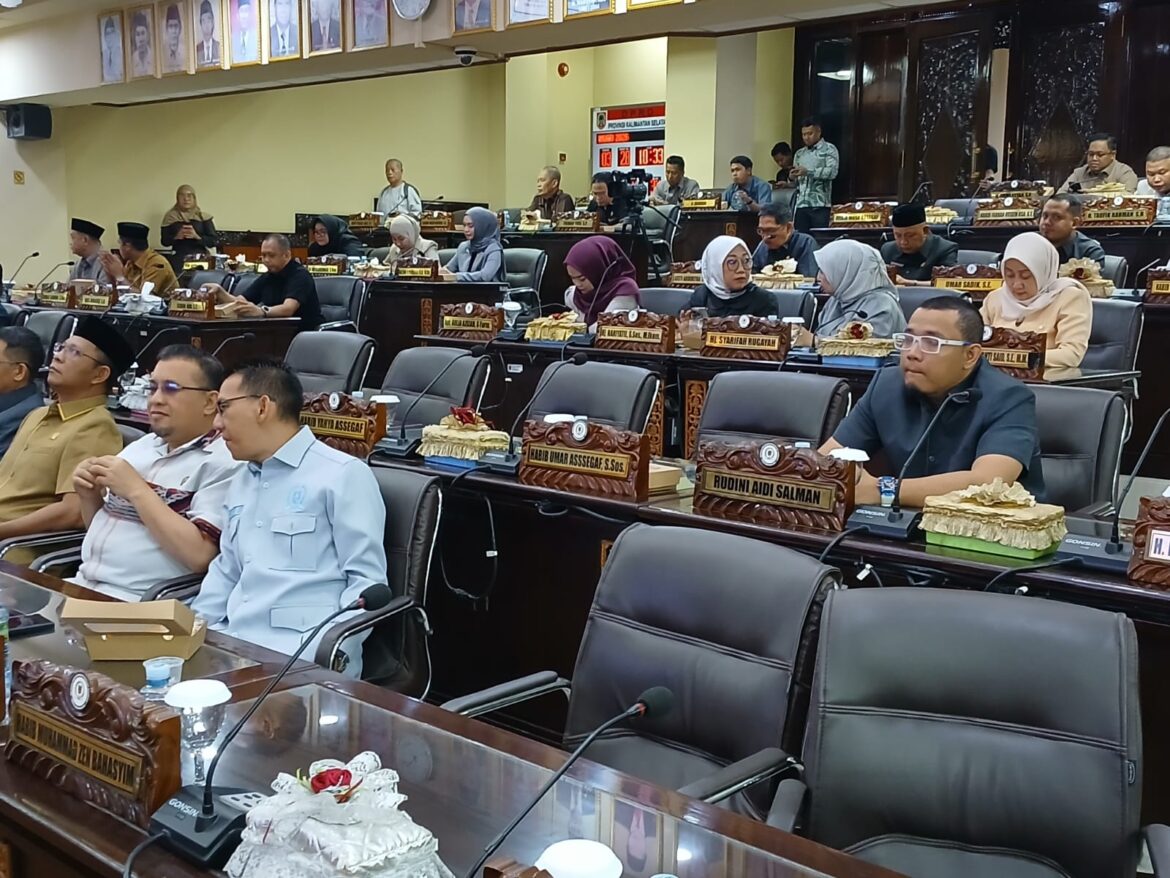 Sejumlah anggota DPRD Provinsi Kalsel yang berhadir saat rapat paripurna internal di awal tahun 2026, namun juga terlihat deretan kursi kosong karena ketidakhadiran wakil rakyat terhormat.(foto : sophan/brt)