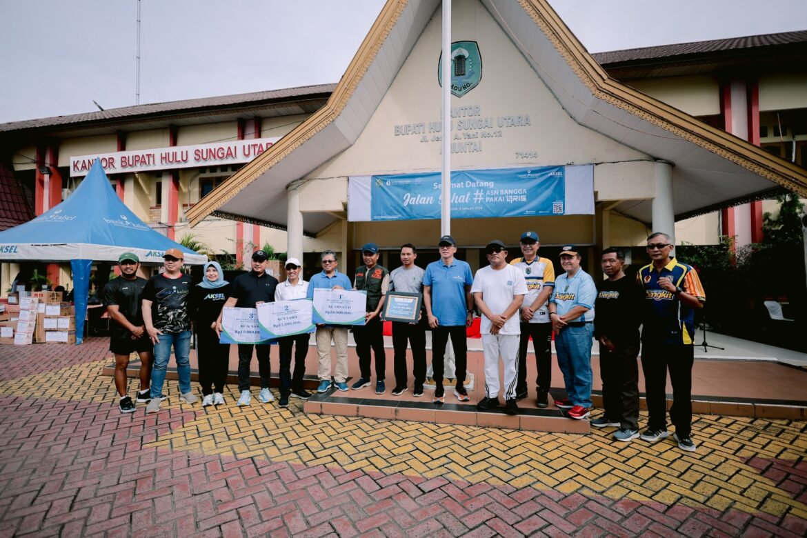 Di Tengah Banjir HSU, Bantuang Rp145 Juta Bank Kalsel Jadi Harapan Warga (foto: humas bank kalsel)