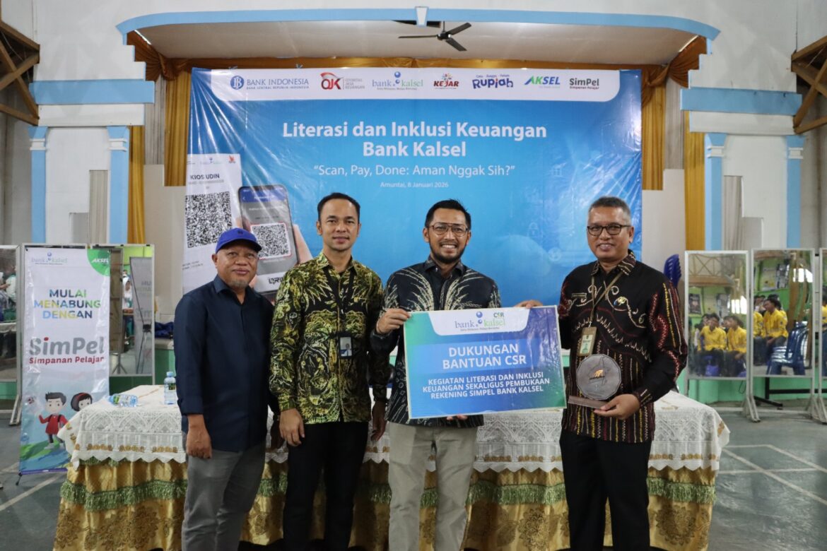 QRIS Mudah, Tapi Bisa Menjebak, Bank Kalsel Ajak SMKN 2 Amuntai Cinta Bangga Paham Rupiah (foto: humas bank kalsel)