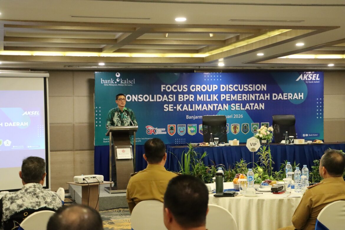 Direktur Utama Bank Kalsel Menyampaikan Paparan Materi (foto:humas bank kalsel)